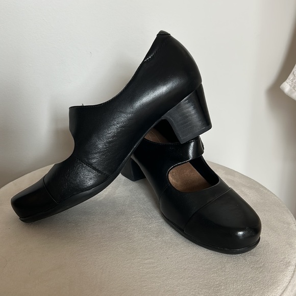 Black Velcro strap leather heels - Picture 2 of 5